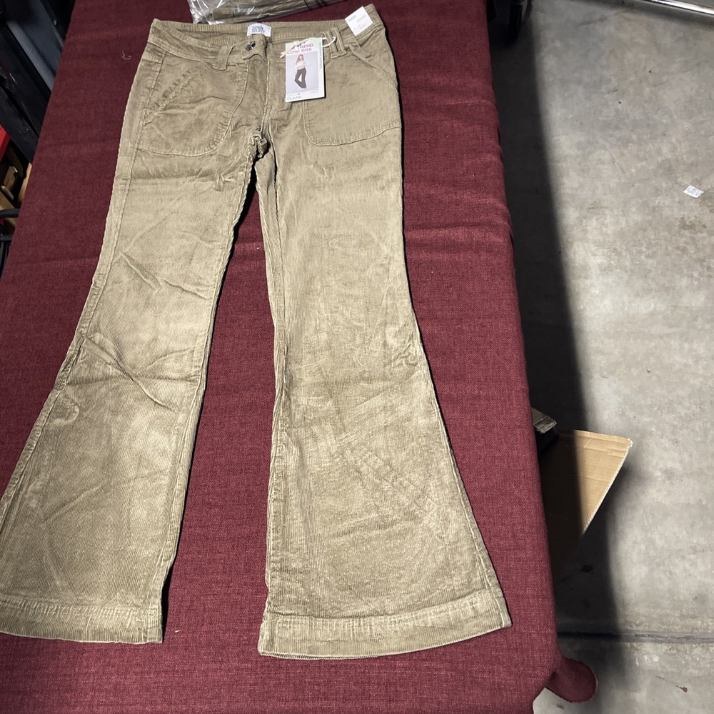 Simple Society Women Low Rise Flate Corduroy Pants Size 11/30 Green